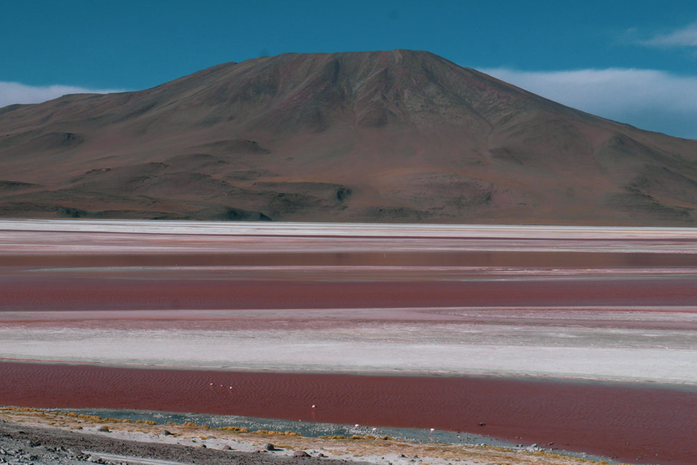 salar-de-uyuni-red-lake