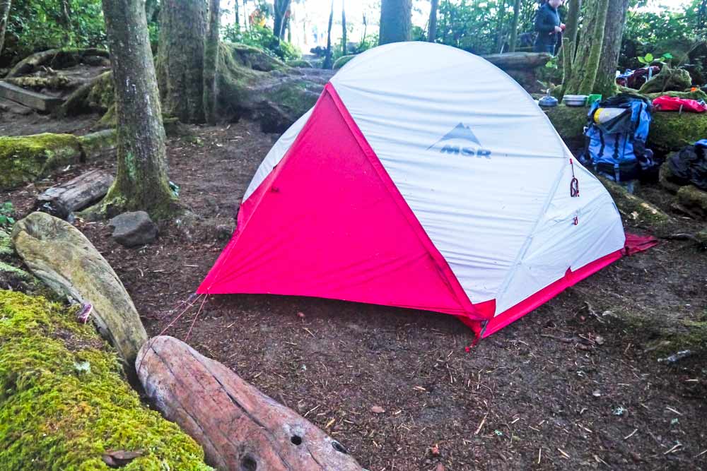 Tente MSR Hubba Hubba montée au camping dans la forêt