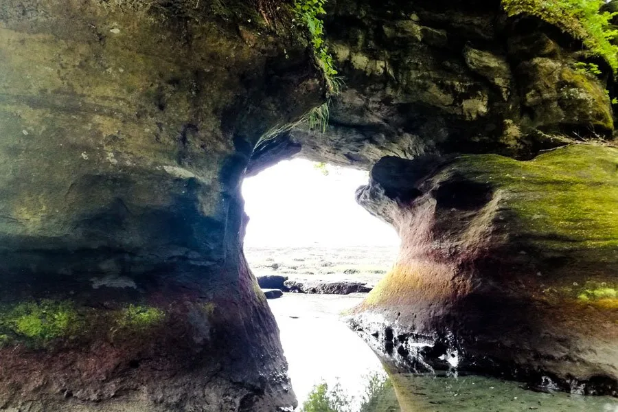 The awesome sea caves at Owen Point can only be reached at low tide (tide below 1.8m/6ft).