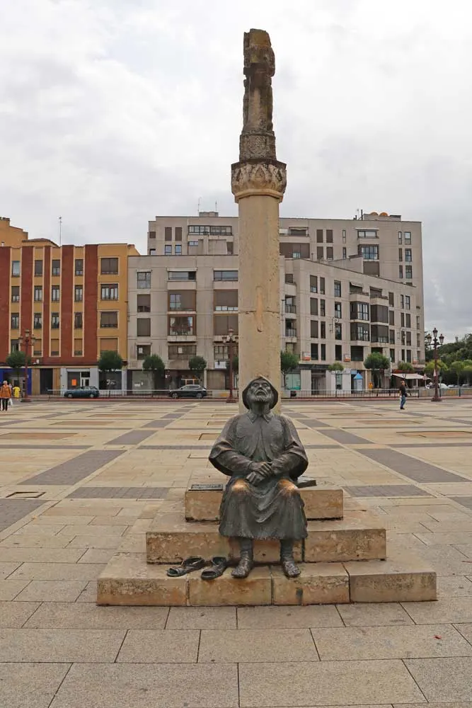 pilgrim resting statue Leon