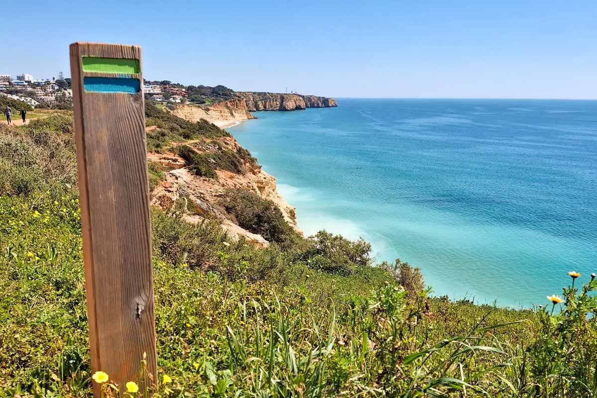 pole with green and blue stripes marking fishermen&acute;s trail route