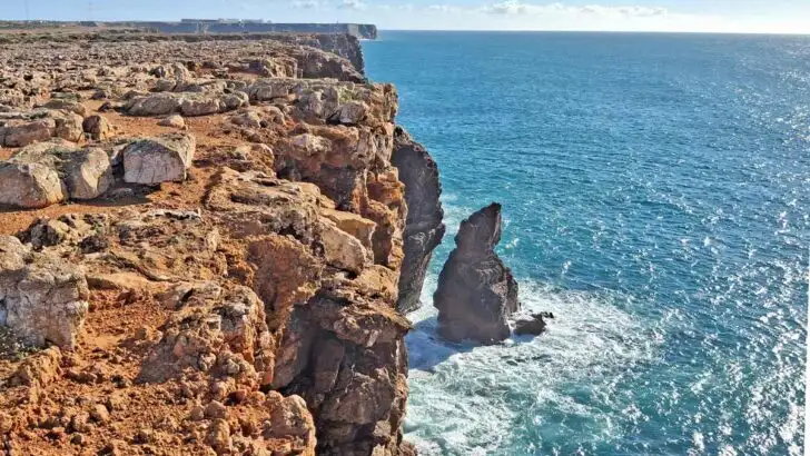 ocean next to the cliffs, high drop
