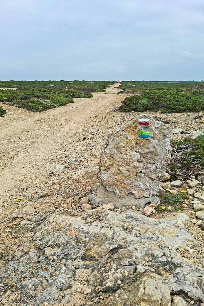 Route marking of the trail from Sagres to Vila do Bispo; blue and green stripe for the coastal part; red and white stripes for the inland part